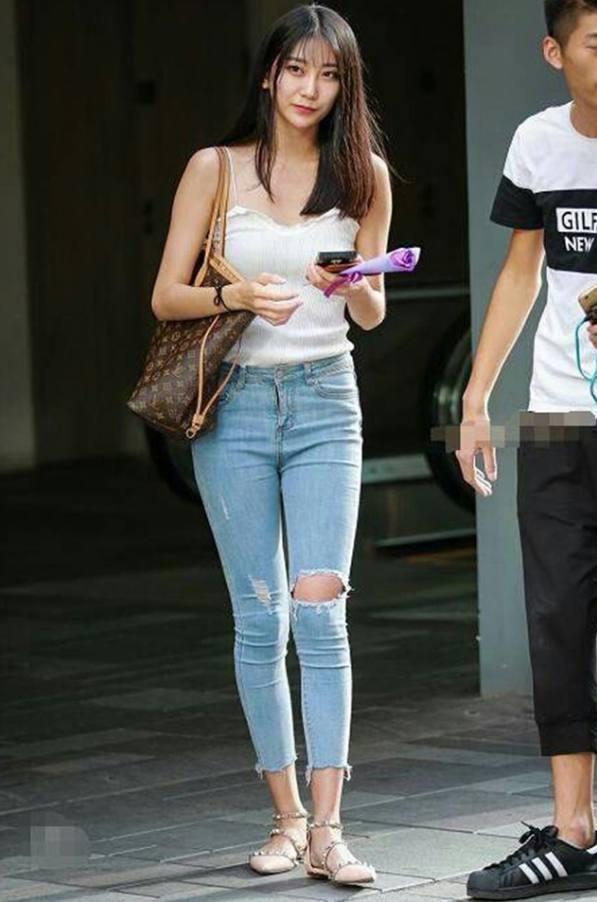 街拍:紧身牛仔裤美女,搭配出迷人身材