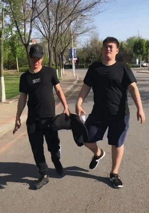 一旁的朋友也学着赵本山的儿子一摇一摆的走路,感觉两人要征服整条街