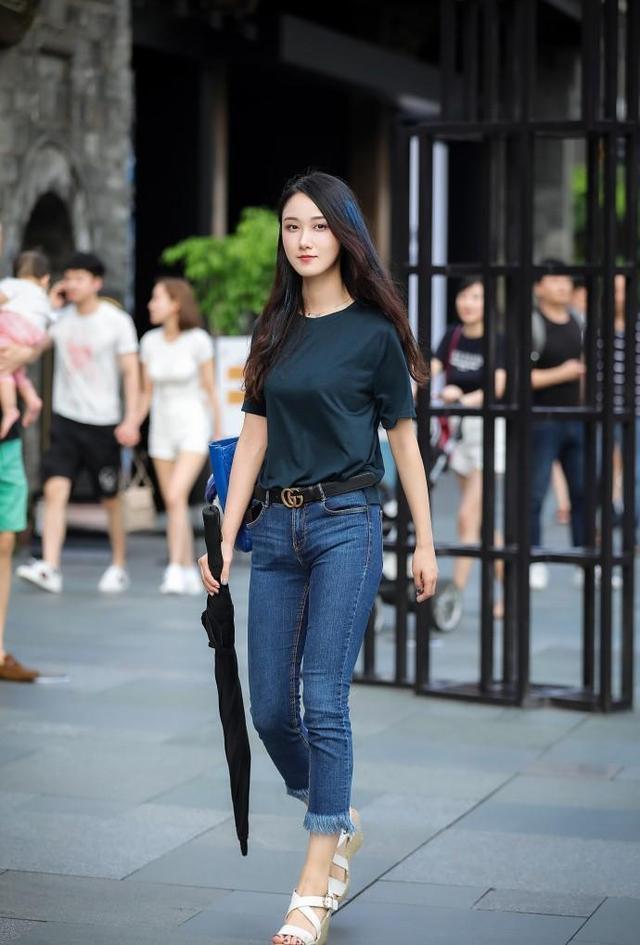 街拍:紧身牛仔裤美女,搭配出迷人身材