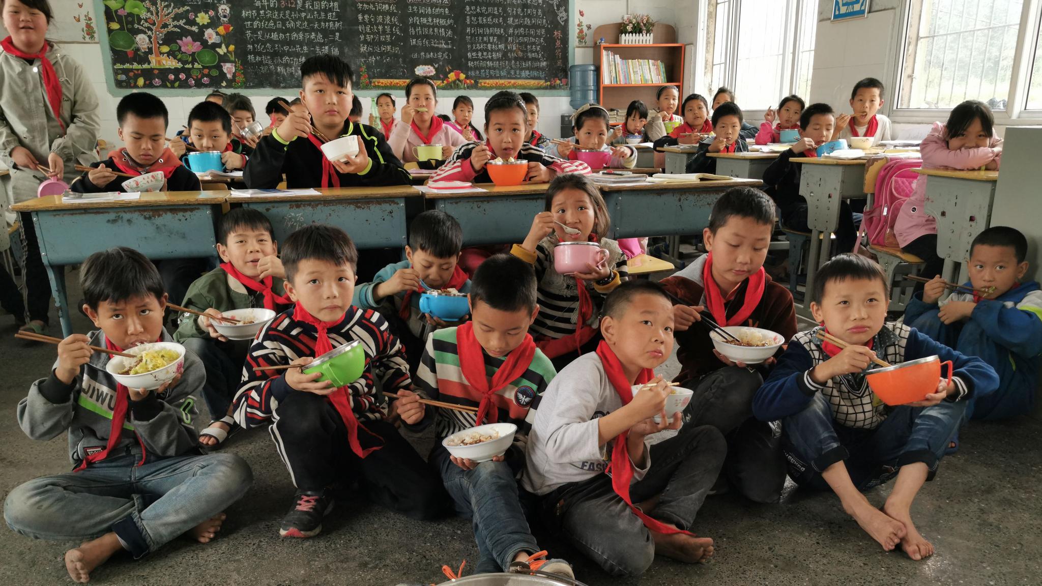 留在湘西大山的孩子们 上学为什么都光着脚不穿鞋？_手机新浪网