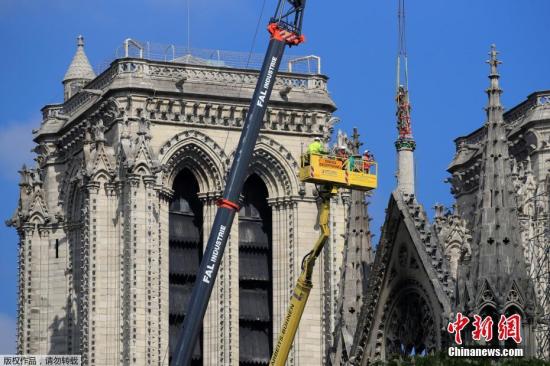  资料图：当地时间2019年4月29至30日，法国巴黎，巴黎圣母院灾后维修工作持续进行，圣母院顶部的雕像被移走。