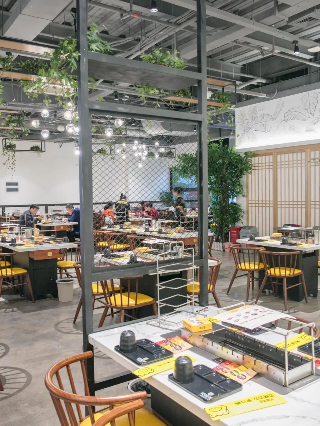 探秘!十亩地的网红东北烧烤店,1000份烤串任性吃!