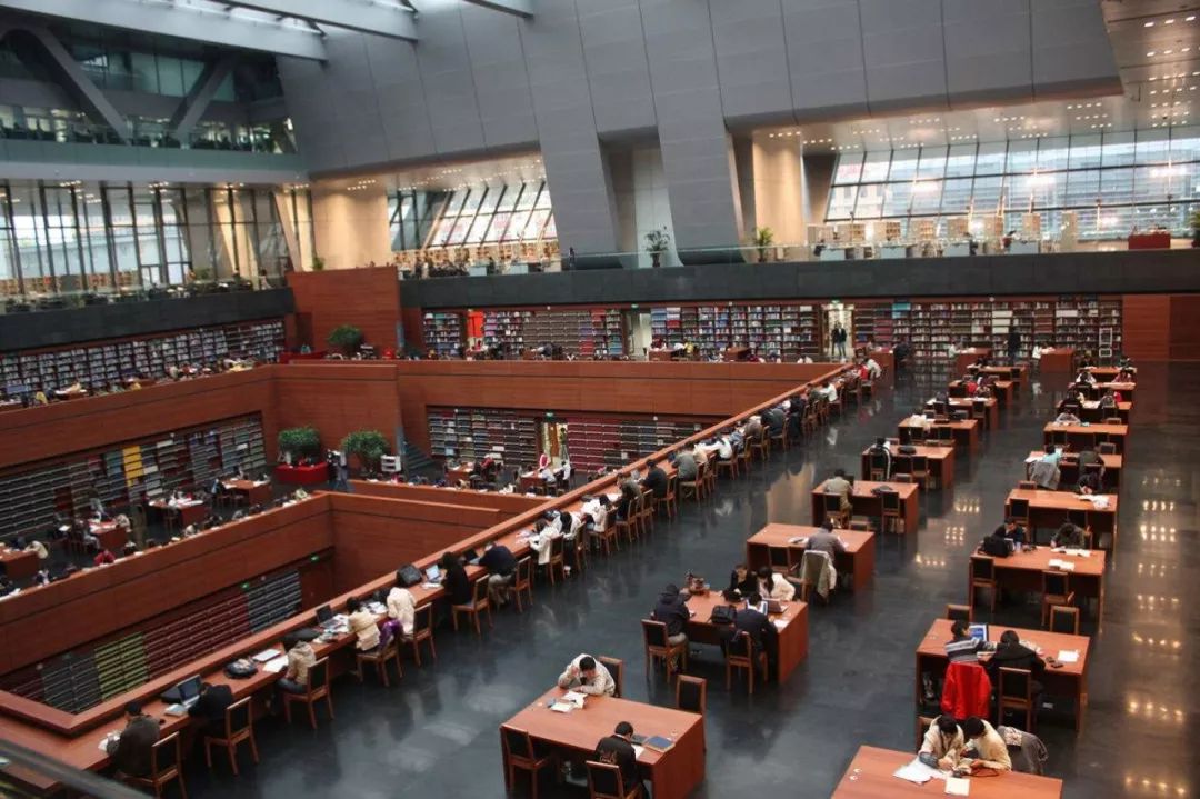 "我抽你信不信?"男孩书店被劝阻后大骂工作人员,欠管!