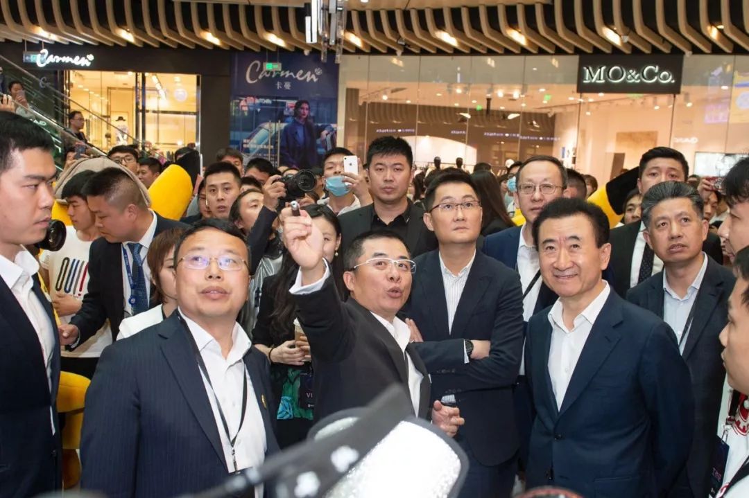 马化腾王健林携手逛街神秘导购成热点