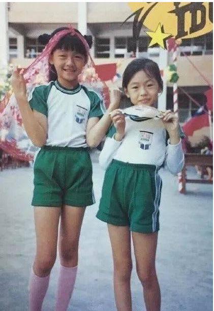 除了肤色,还是可以看出原来这两姐妹小时候也是一对长腿姐妹花啊.