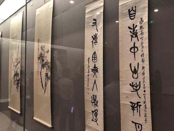 展览现场 原浦东新区领导王午鼎说,画风上,吴长邺在继承吴昌硕