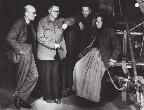 布莱希特(左二)在排演《大胆妈妈和她的孩子们》