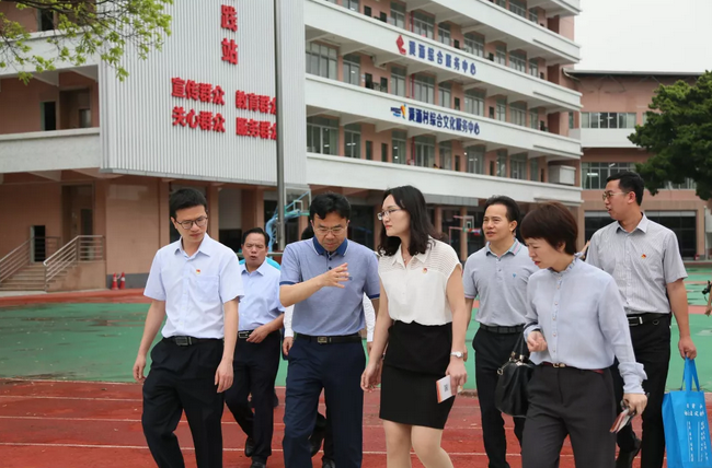 调研期间,张朝晖书记就中堂镇新时代文明实践志愿服务工作进行了解.