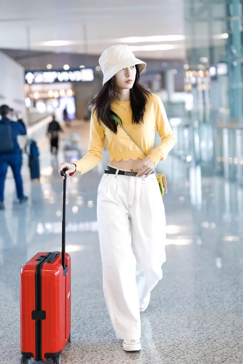 刷完最新一波女明星街拍,入夏的搭配都有了!【海报街拍】