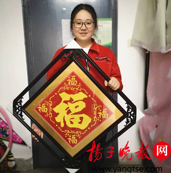 每个假期外婆都将她养胖几斤,女大学生还是费大功夫绣了幅十字绣作为