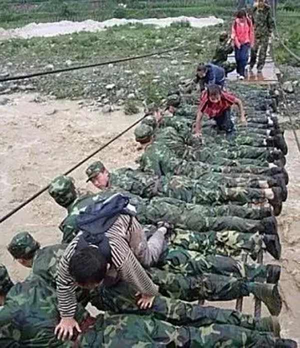 地震:任何困难都压不倒不屈的中国人|济南军区|不屈|抗震救灾_新浪