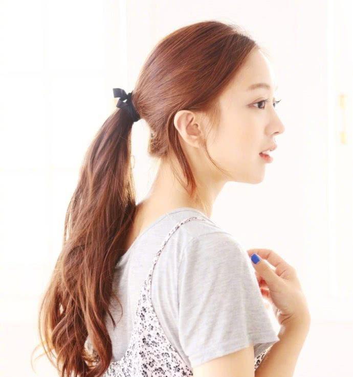 马尾的感觉是很多的,你第一点扎呢,整个人的感觉就会很淑女,很气质