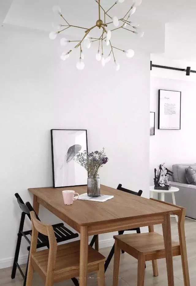 【装修案例】我家85㎡两居室,全屋白灰主色调,原木家具,客餐厅一体化