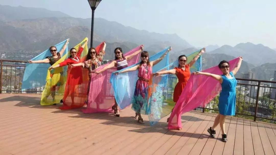 大妈拍照也太太太太野了吧!哈哈哈哈上树、吊