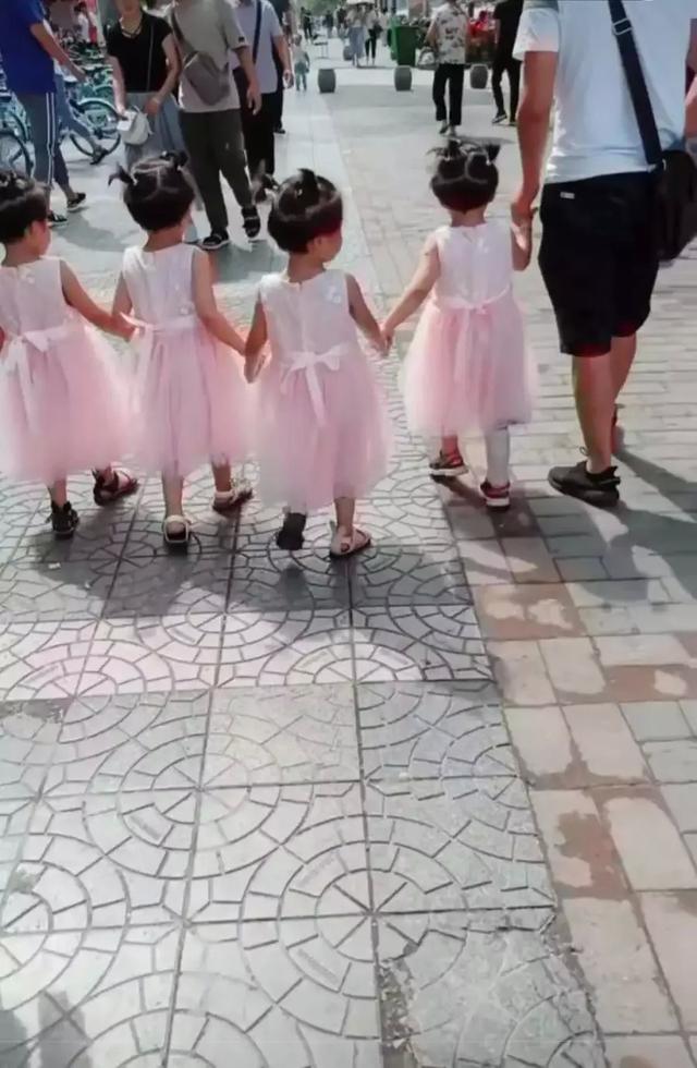 小伙带四胞胎女儿逛街,路人争前恐后拍照,网友:四座招商银行!