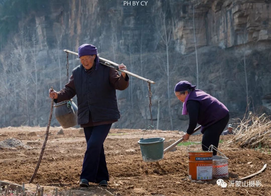奉献勤劳俭朴善良这就是俺们沂蒙的娘