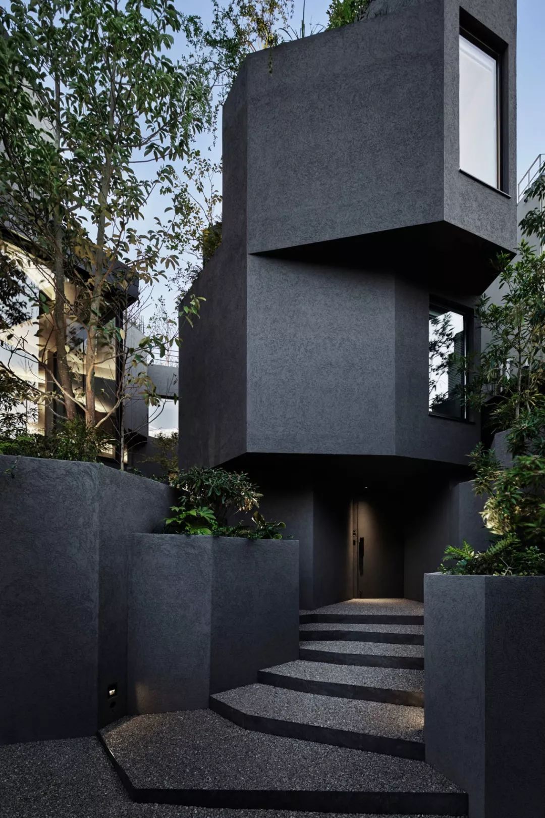 从外观来看,它很像是两个由多边几何体堆叠而成的联排建筑,其形象来自