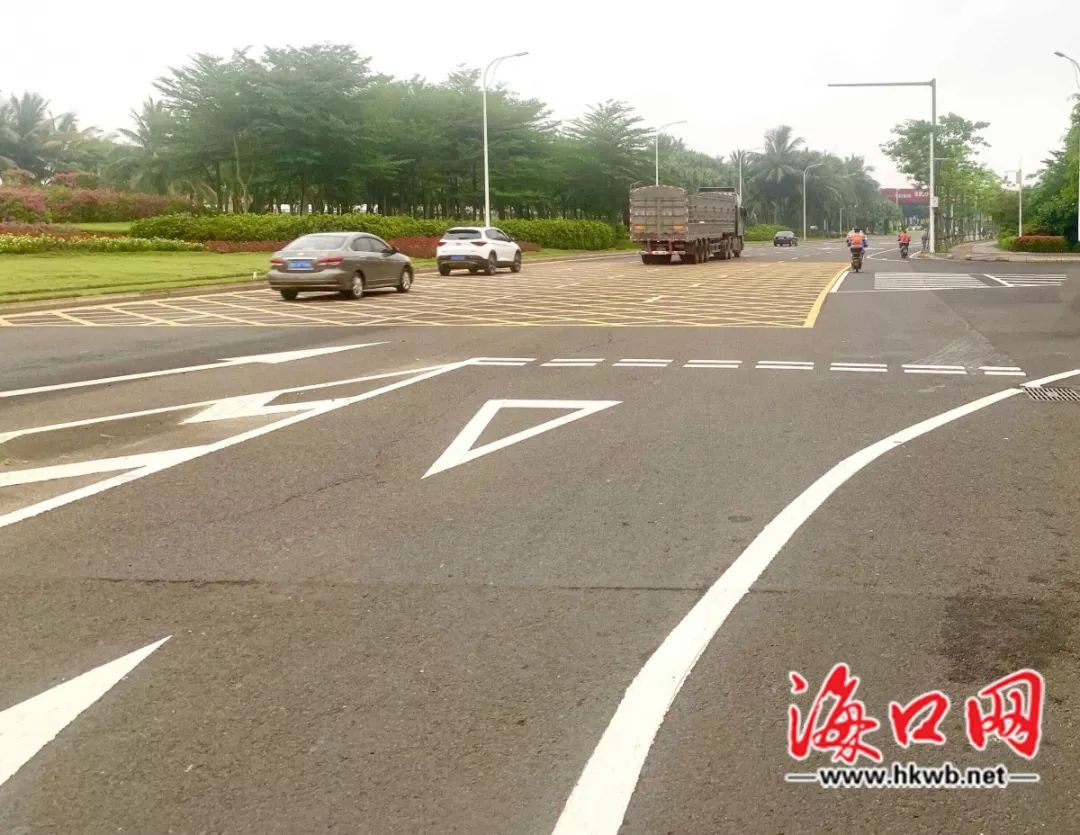 由两条白色的平行虚线和一个倒三角形组成的标志标线称为"减速让行线"