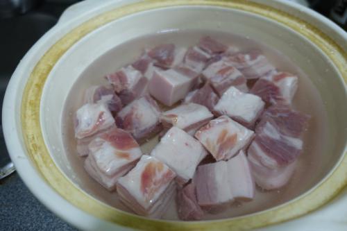 泡肉时出现的血水还能用来炖肉吗会有脏东西告诉你正确吃法