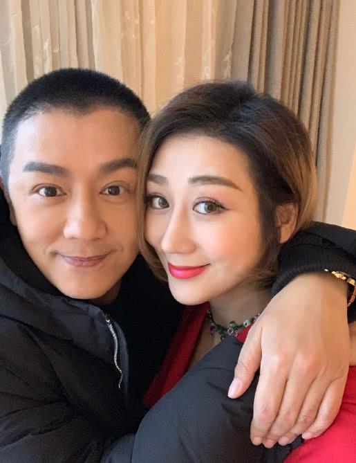 陈浩民母亲节晒老婆女儿背影照,蒋丽莎单手抱娃被赞是最勤劳妈妈
