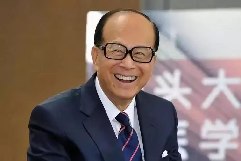 香港首富李嘉诚就是潮汕人,现在广州随处可见的屈臣氏就是他创建的