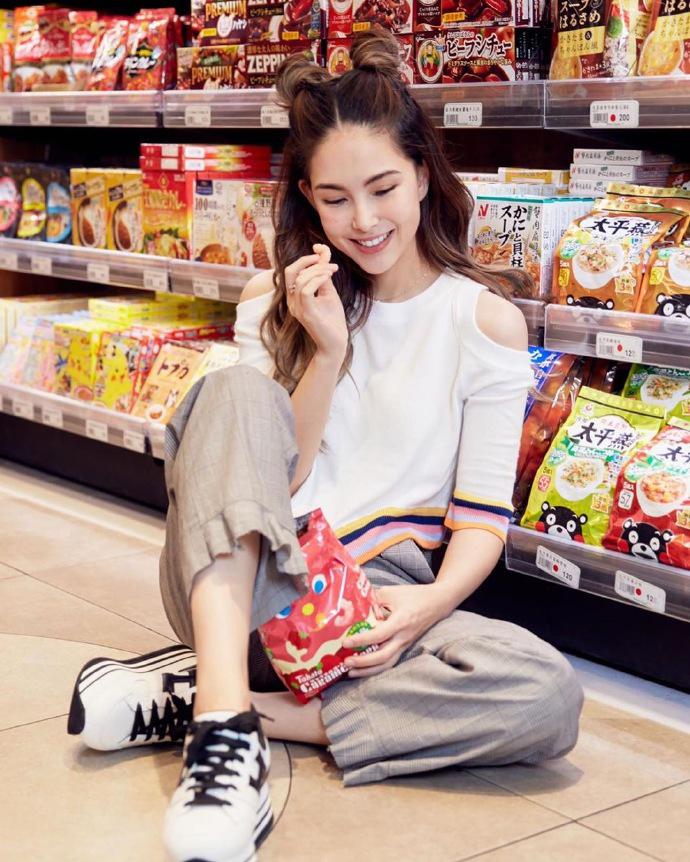 并且还加入了黑色的细丝条格设计,双脚搭配休闲小白鞋,整体显得特别