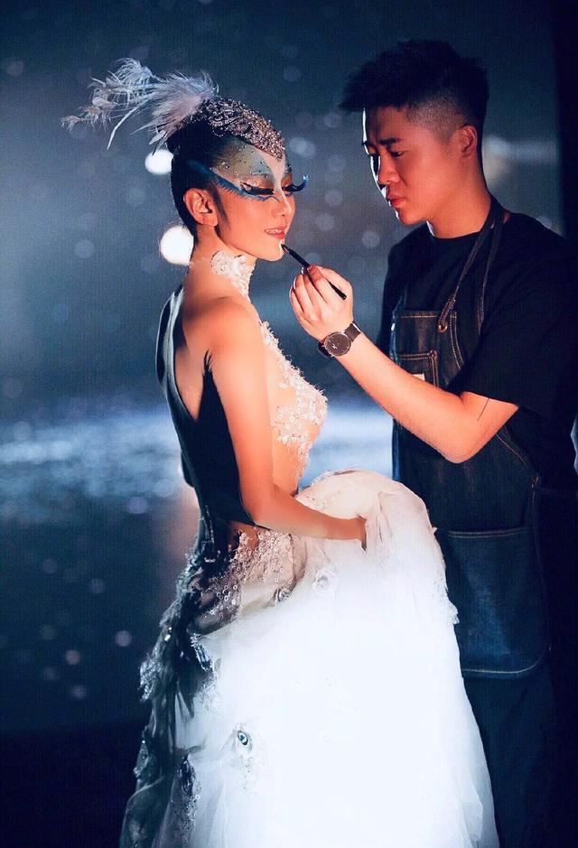 杨丽萍的身材管理也太优秀了：60岁的人，20岁的背