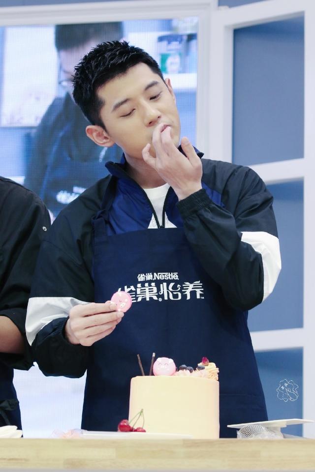 抽空捞金舔手指偷吃被抓拍