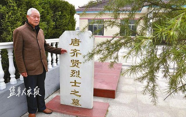 李宗怀在唐齐贤烈士墓前讲述烈士事迹.