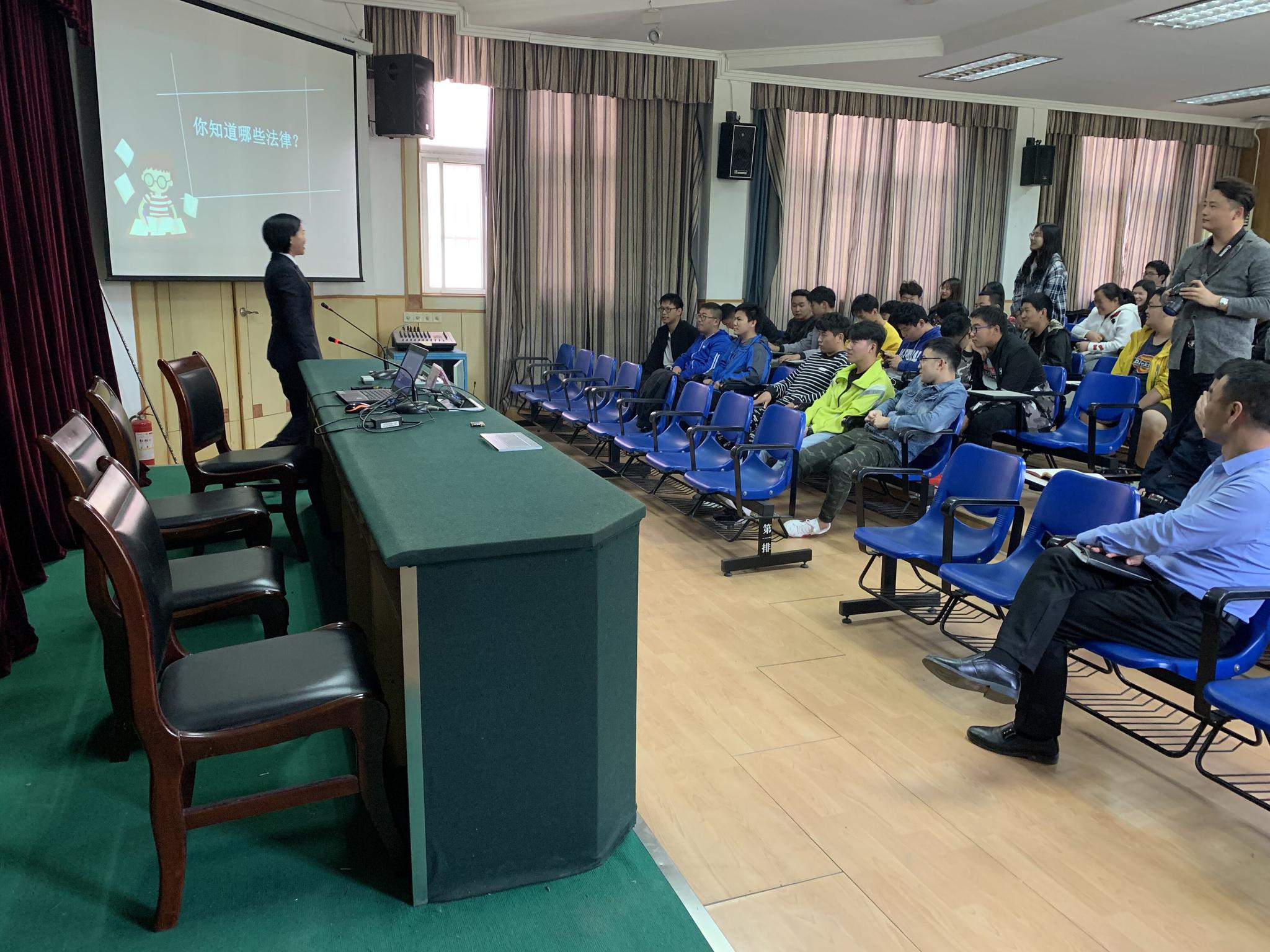 "法治课间餐"讲堂走进华东石油技师学院