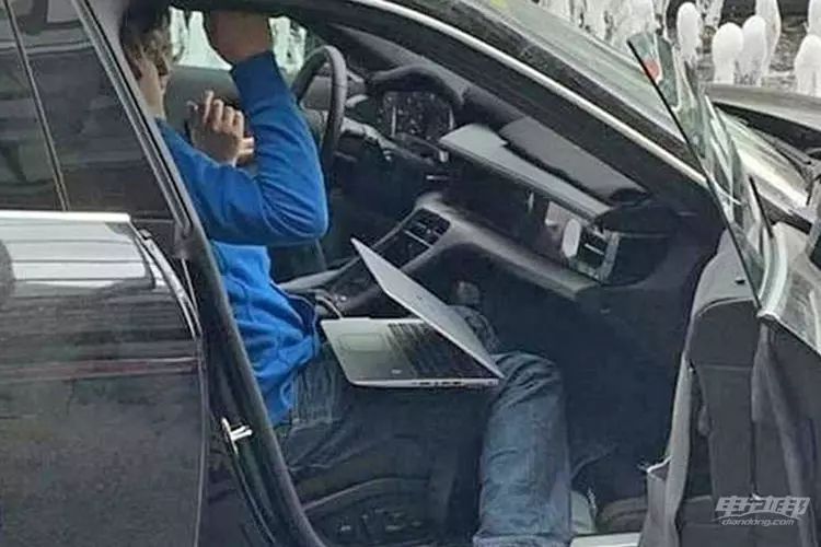 撞衫理想ONE！保时捷Taycan内饰谍照曝光4屏联动非常秀