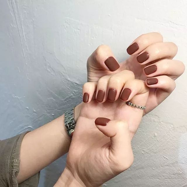 最显手白的深色系纯色美甲