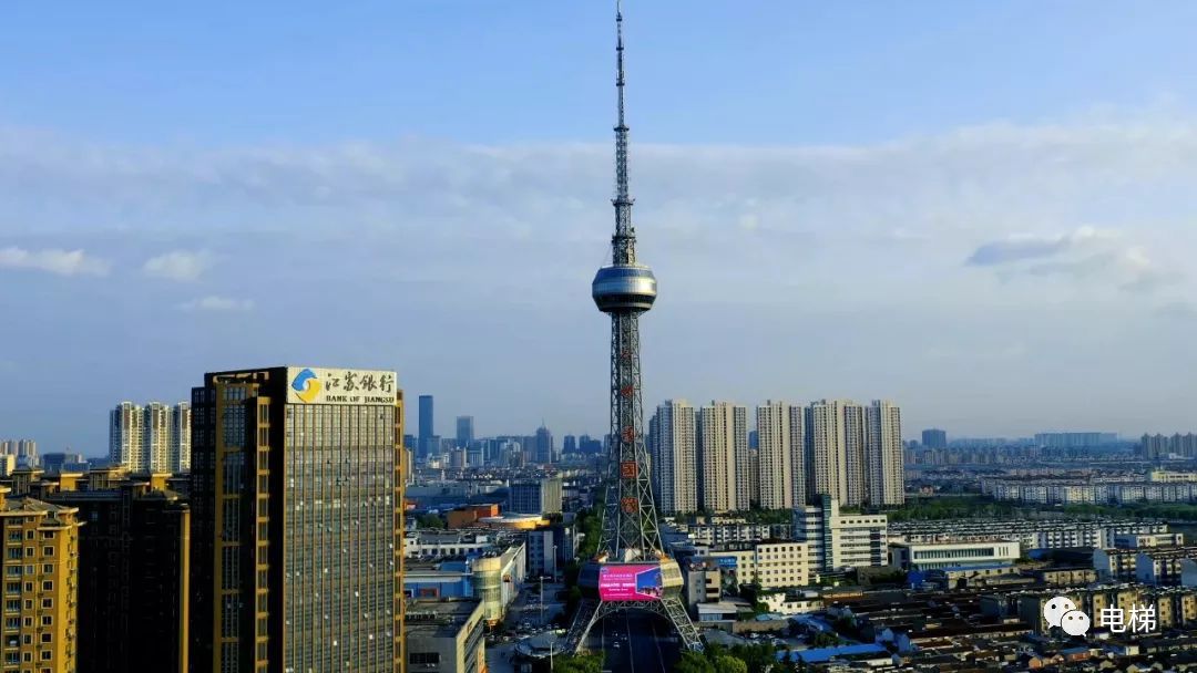 作为泰州市地标建筑的泰州电视塔,横跨在青年路上已有二十多个年