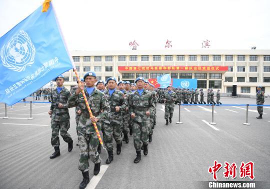  5月14日，中国第七批赴马里维和部队第一梯队出征，接替执行为期一年的国际维和任务。　杨再新　摄