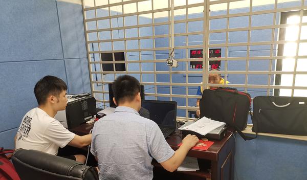  犯罪嫌疑人（右一）在海南接受初审。上海浦东警方 供图