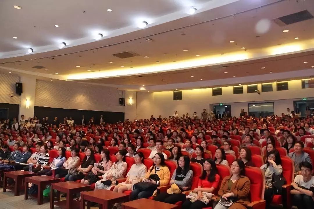 颜宁复旦大学演讲现场吃饭睡觉打豆豆