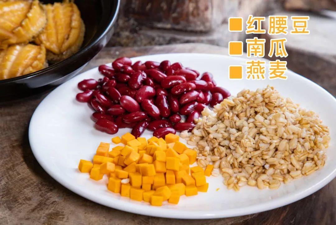 食鲍鱼q弹有较劲入口爽滑汤汁也是十分的鲜美红腰豆,南瓜粒,燕麦混合