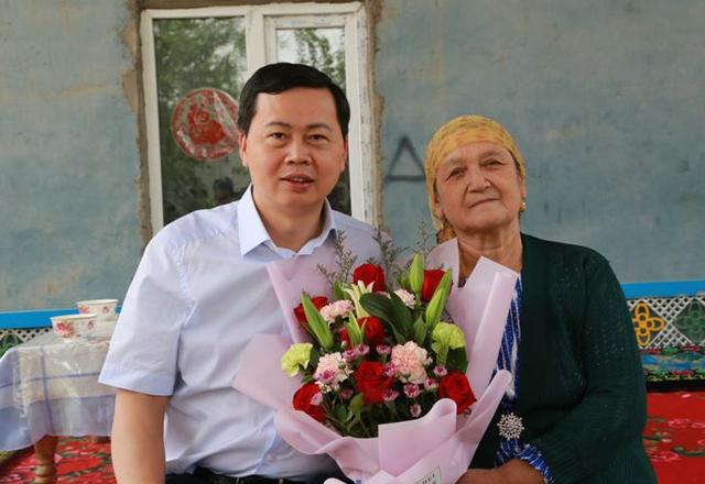 陪伴,是颜海林向"妈妈"的深情告白