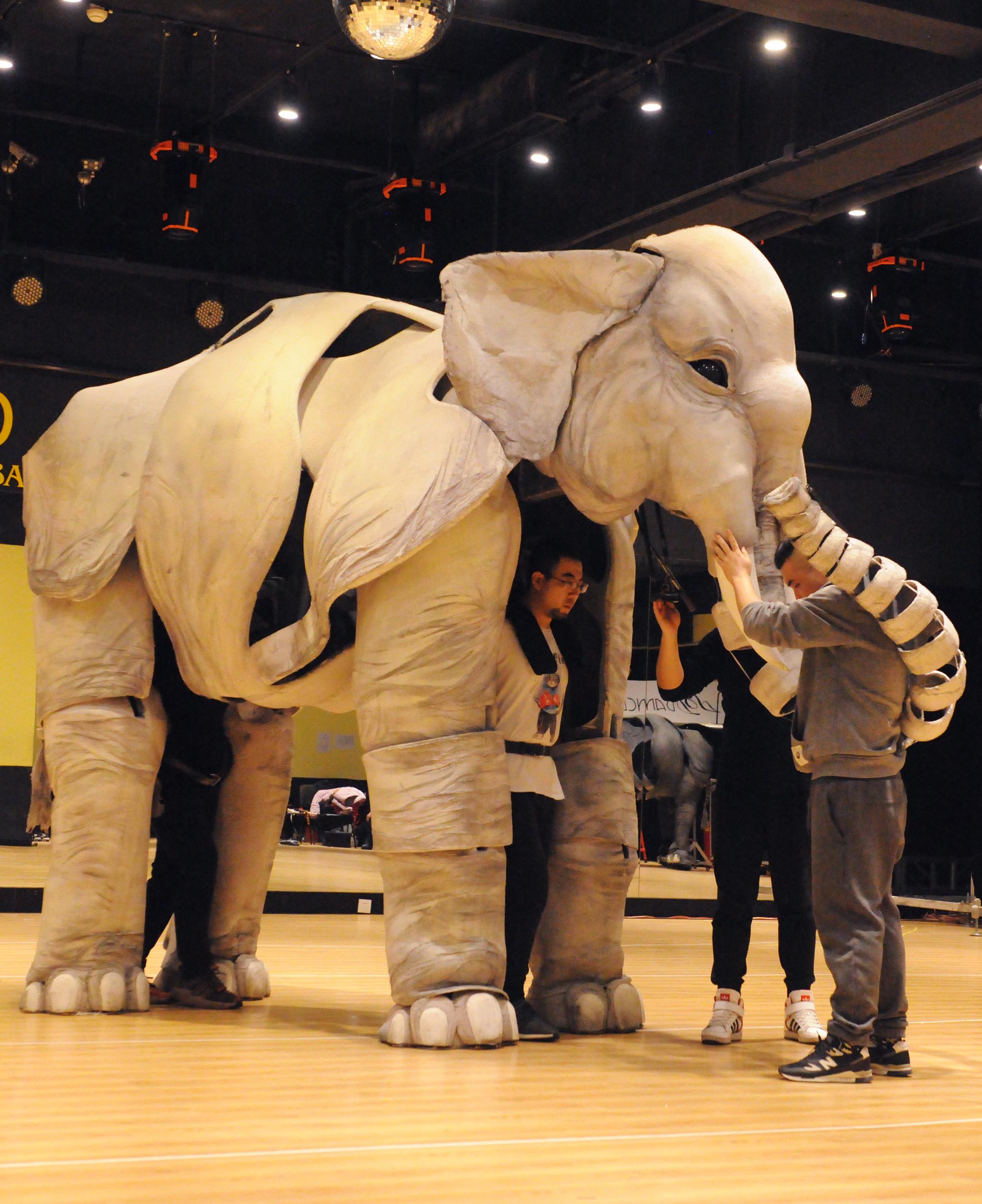 剧中,除了有3头这样的巨型大象之外,还有一头由女演员扮演的小象,幼年