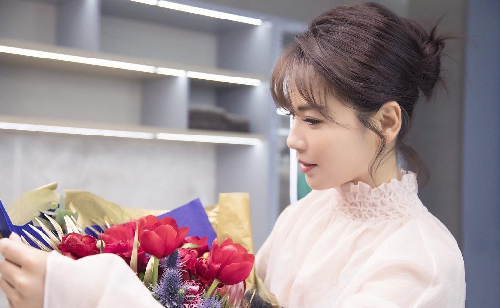 刘涛高马尾加个刘海显嫩20岁,配蓝色look秒变18岁,她真