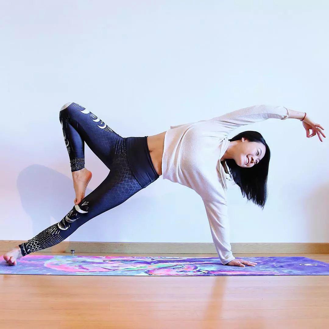 瑜伽动作其实很好掌握,练了气质超群身形撩人,美得恰到好处