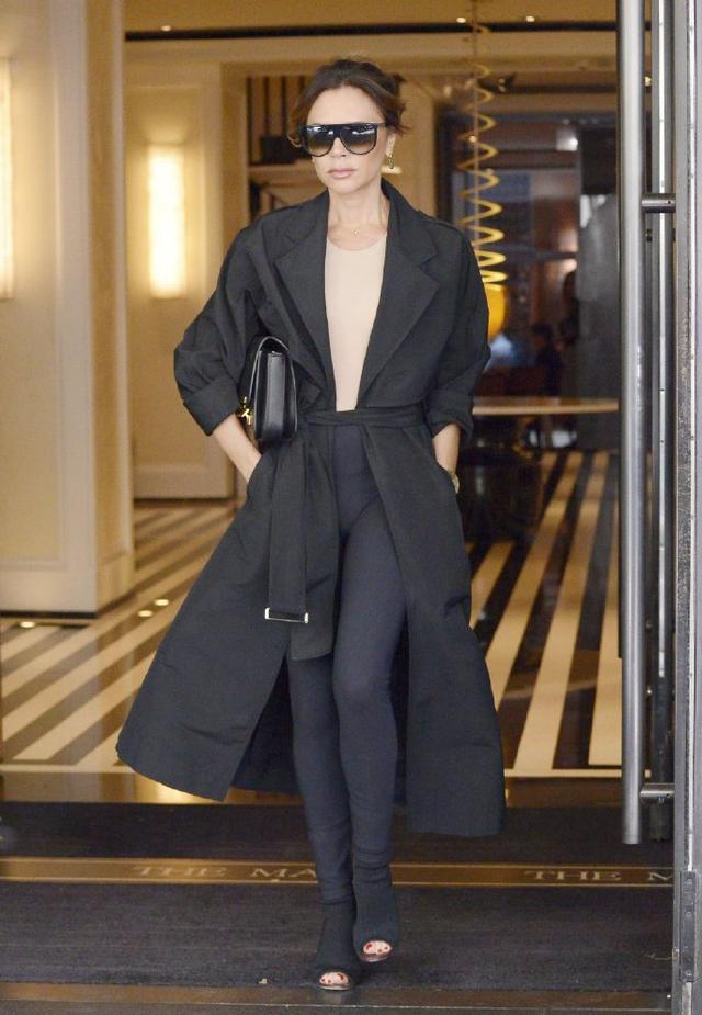 贝嫂一身黑色装秀小蛮腰,163身高穿出2米气场,哪像四孩子的