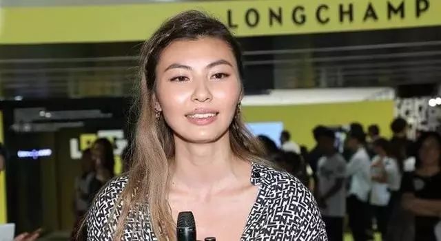 当被问及妈咪有没有鼓励王丽嘉拍写真时,她坦言:「有,但是可能不会在