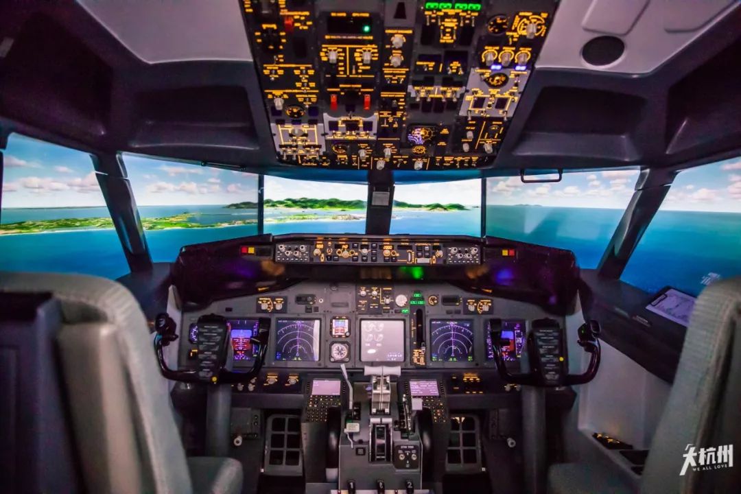 1飞行模拟舱,一秒Cos帅气机长!就在钱江