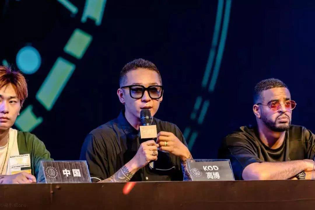 在高博的介绍里是这样写的:北京舞佳舞团体以及国际赛事kod创始人