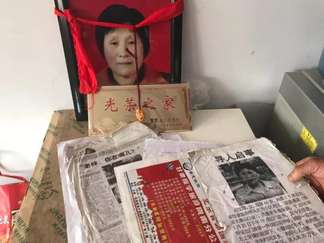 ▲5月8日，王玉明向记者展示寻人启事和此前的媒体报道。新京报记者 祖一飞 摄