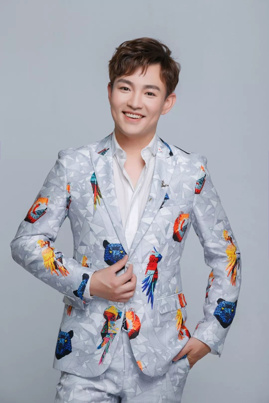 (书匀)山东齐鲁频道的两位主持人书匀,薛鹏一同主持本场活动.