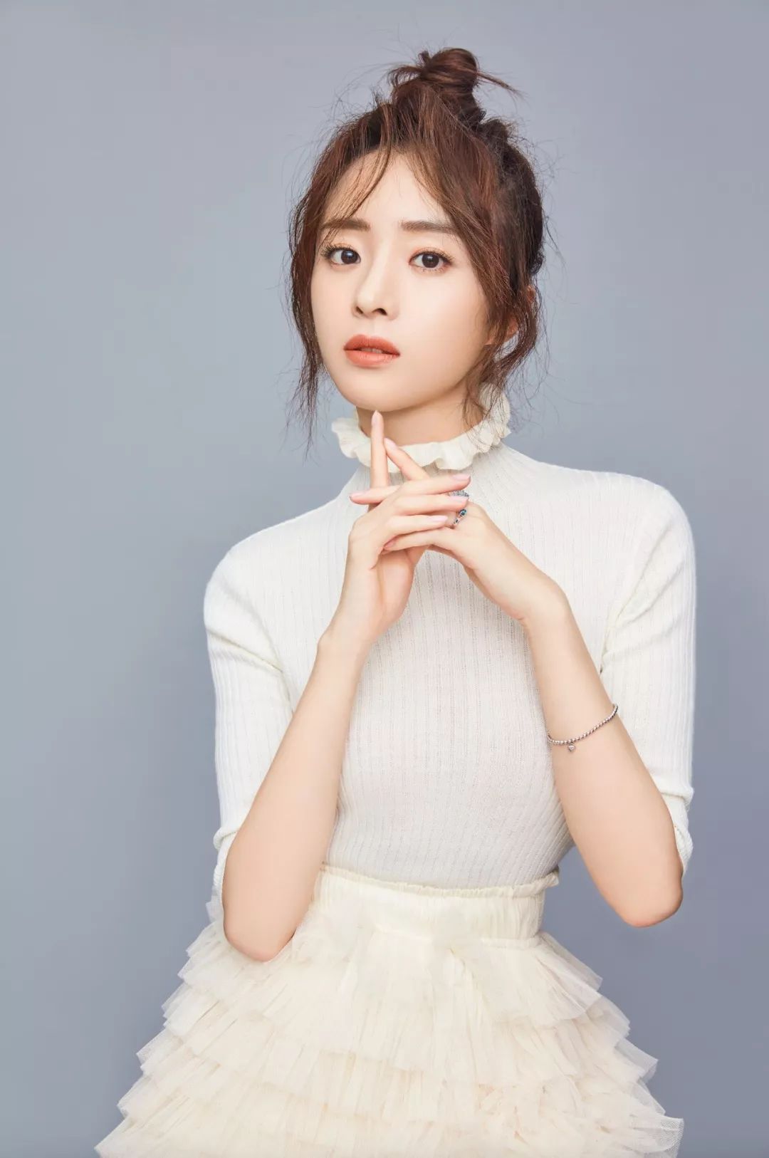 胡冰卿长相寡淡,颜值颇受唐人老总蔡艺侬的喜爱,所以她是被唐人一心要