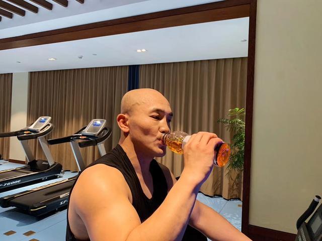 武僧一龙大秀二头肌震慑播求,已满血复活欲严惩泰拳王