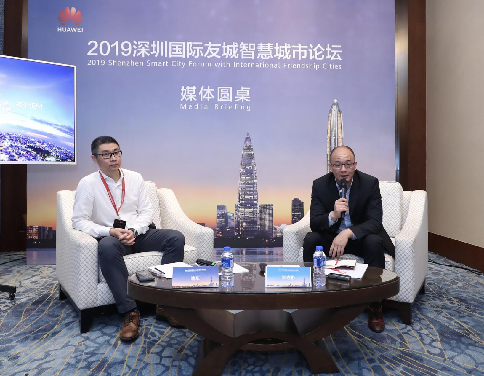 喻东(左)郑志彬(右)在接受媒体采访